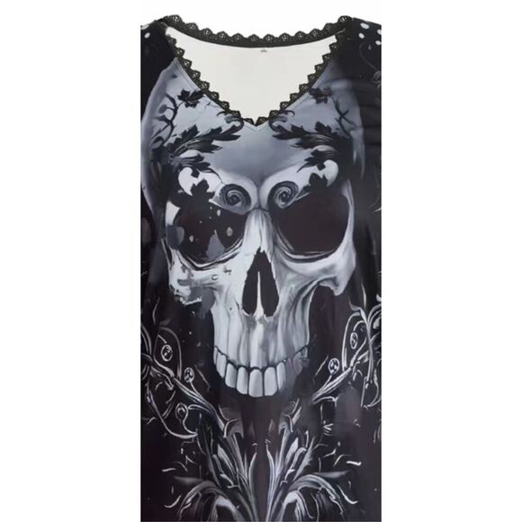 Skull V-neck Long sleeve top with contrast trim, medium stretch Tag says 2X but - Picture 5 of 11